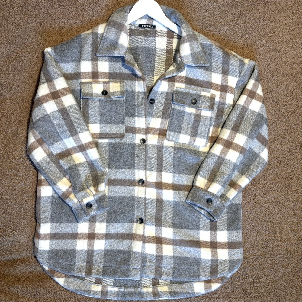 Women’s XXL Gray and Brown Plaid Button-Up Shirt.

Worn once, no tags :)